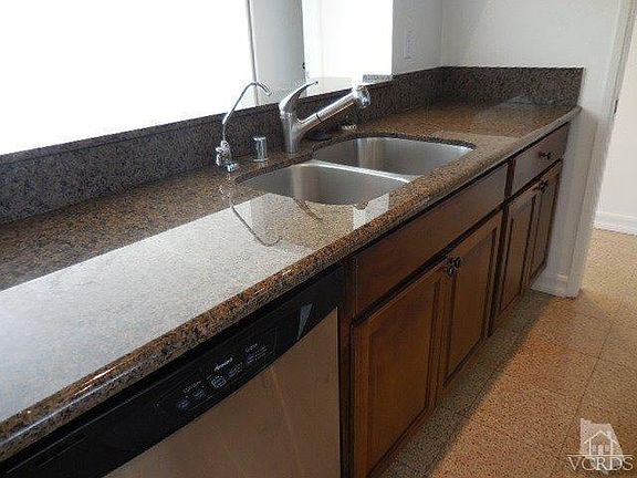 4th image of 338 E Surfside Dr