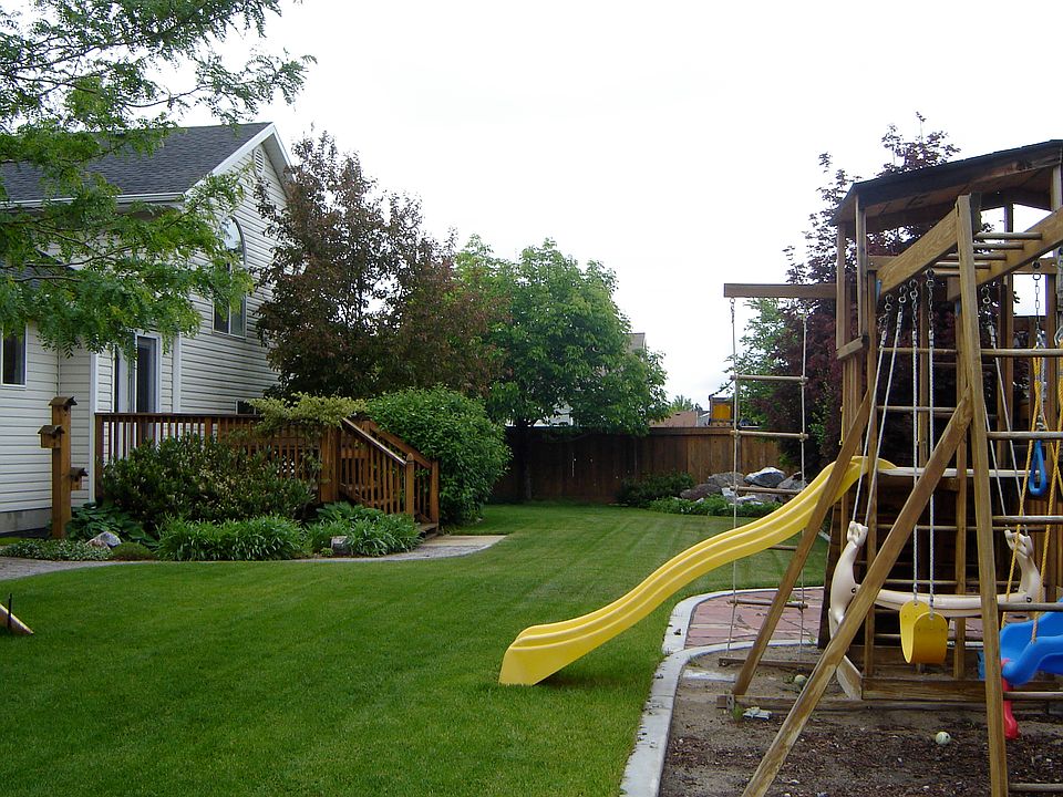 2nd image of 887 E Oak Dr
