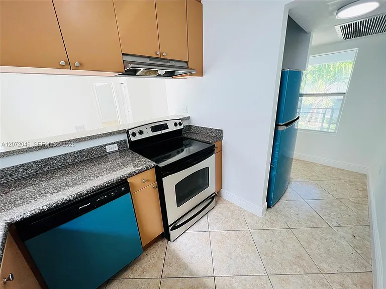 950 Bay Dr #6 — Photo 5