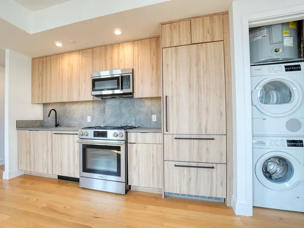 24-16 Queens Plaza South PHD image 2 of 11