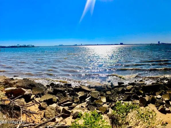 6209 Riviera Dr, Biloxi, MS 39532