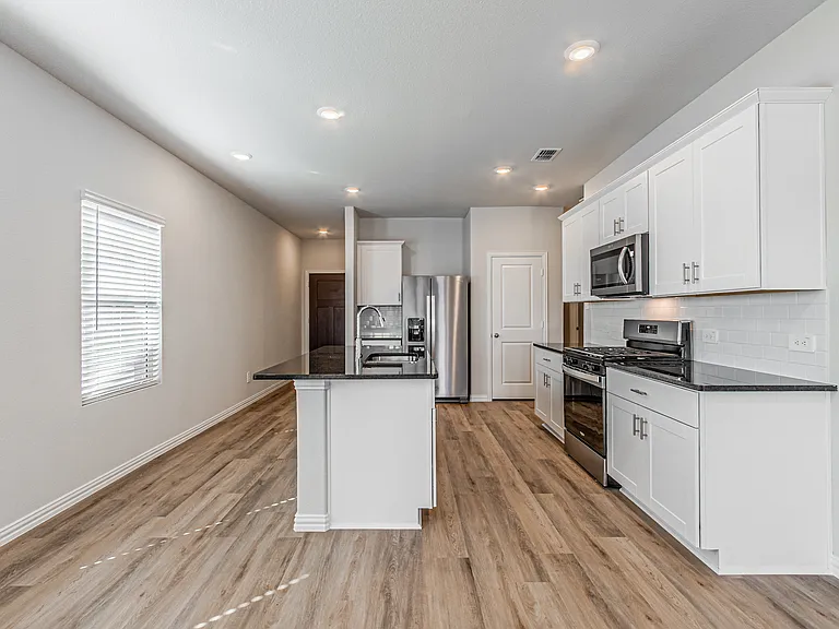 801 Leavenworth Dr — Photo 4