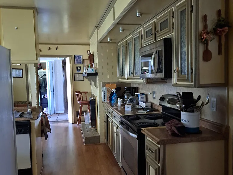 Kitchen range/oven area