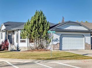 26 E Firdale Close, Sylvan Lake, AB T4S 2M1