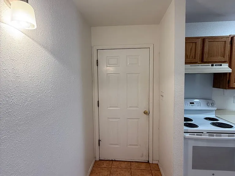 6529 Justin Ln — Photo 10