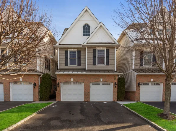 246 Roosevelt Way, Westbury, NY 11590