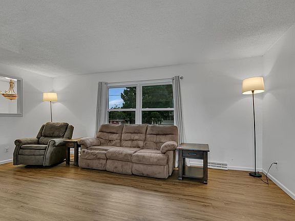 5th image of 105 Barracuda Ave SE