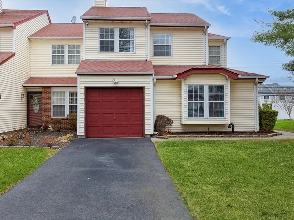6 Cornwallis Court, Coram, NY 11727