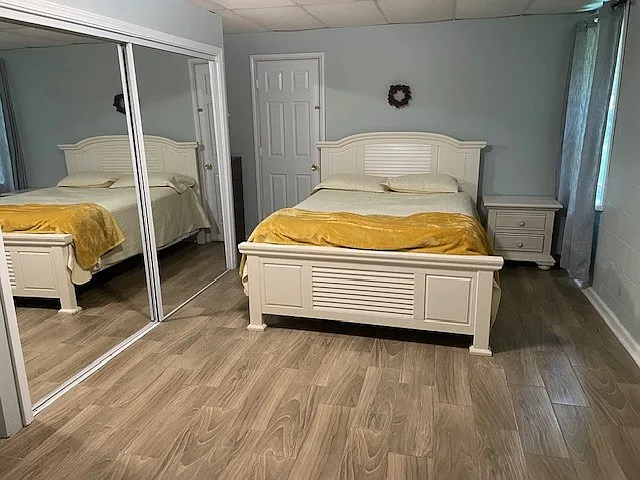 bedroom queen bed