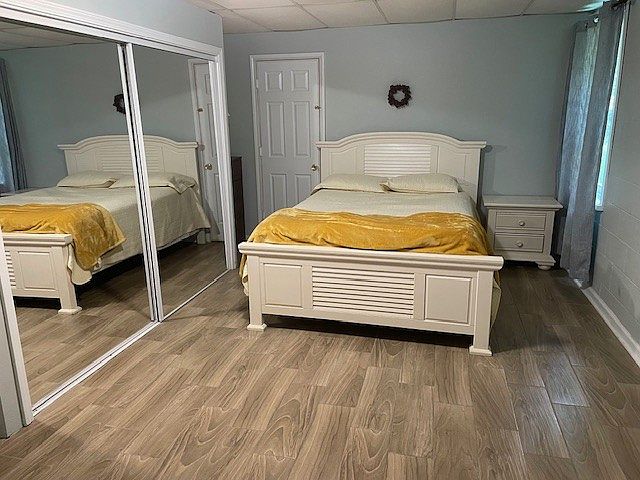 bedroom queen bed
