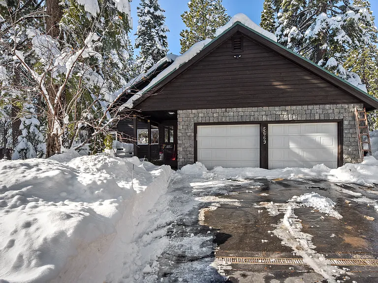 5669 Uplands Rd — Photo 2