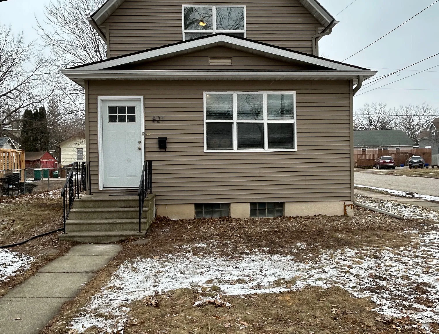 3 bed, 1800 sqft, $1,300 — Photo 1
