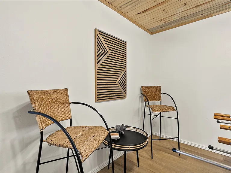 144 Franklyn Ave — Photo 23