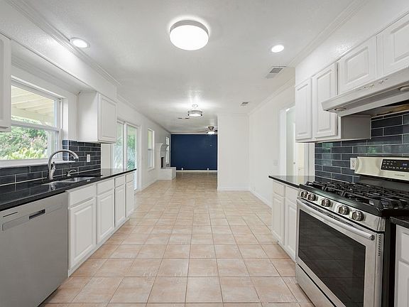 4th image of 204 Edmundson Ct