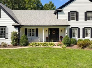698 Deep Woods Dr, Aurora, OH 44202