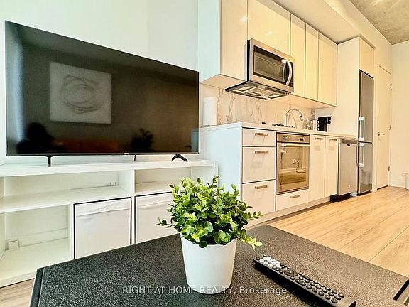 5th image of 458 Richmond St W #107