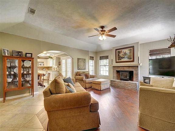 4th image of 714 Mountain Dr