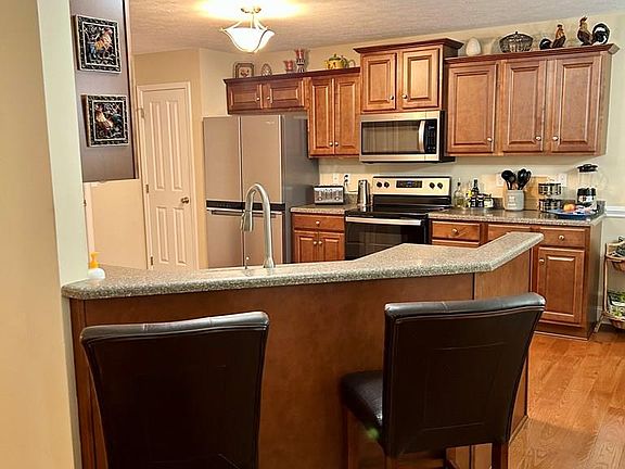 3rd image of 111 Creekside Ct