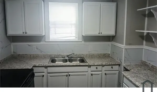 1536 W 8th St — Photo 8