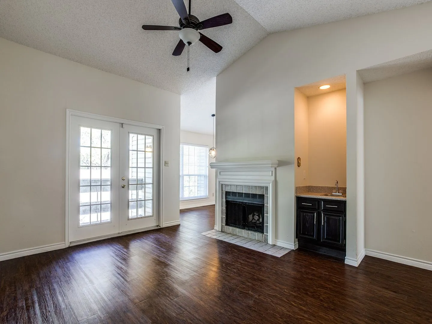 Two bedroom in the shaded Fair Oaks Apartments — Photo 2
