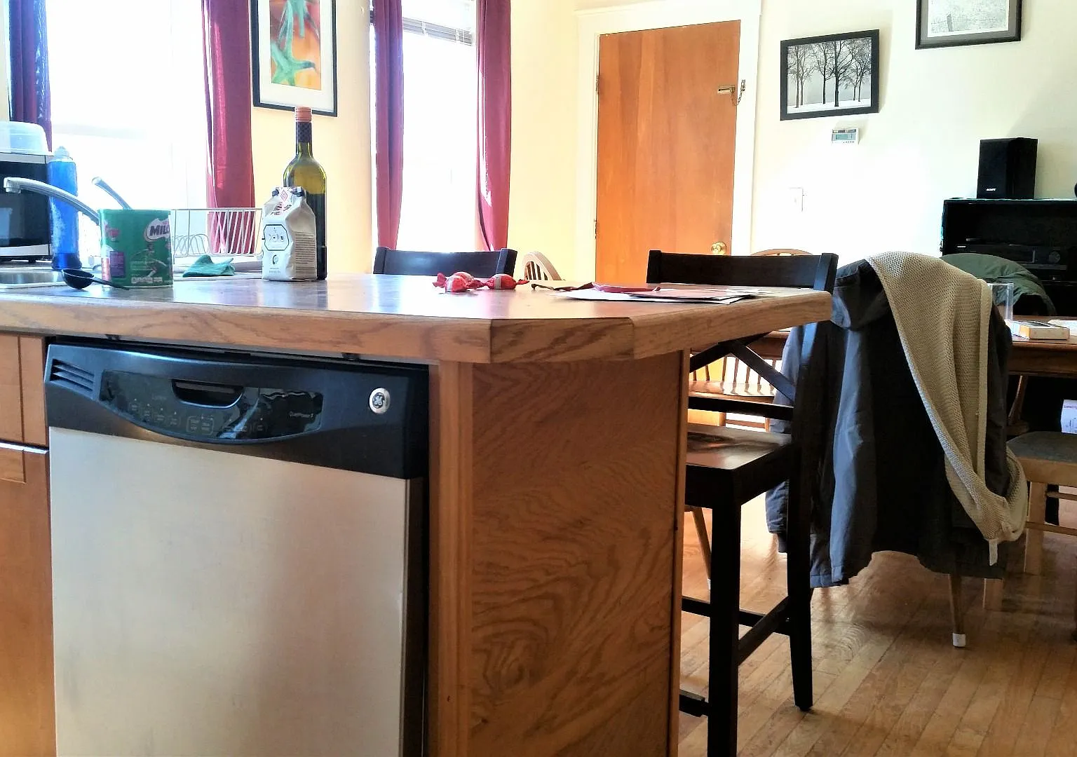 Nicely renovated 4 bed next to Porter Square and the Commuter Rail in Somerville! — Photo 3