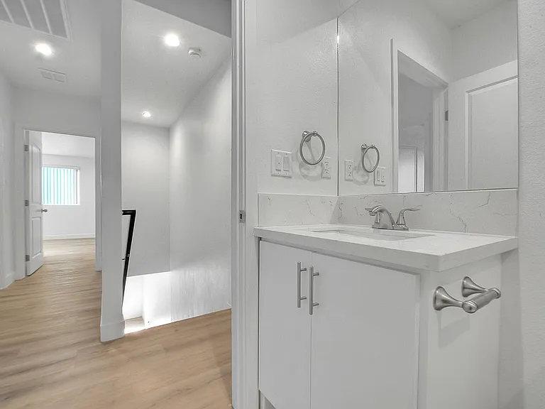 5850 Vineland Ave — Photo 15