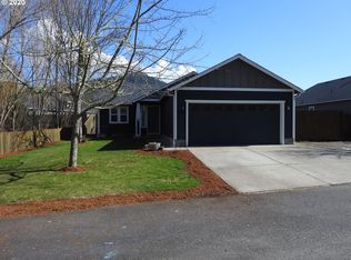 1811 S 57th St, Springfield, OR 97478