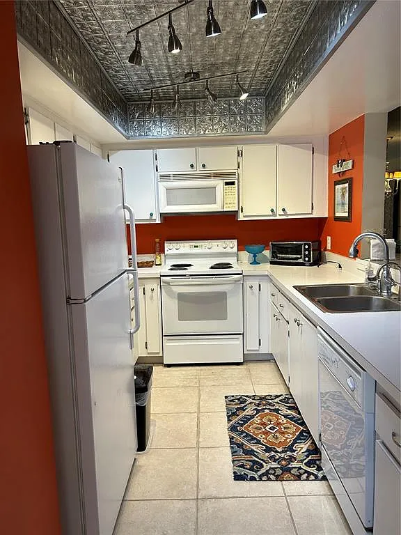 2 bed, 2.0 bath, 1050 sqft, $2,600 — Photo 2
