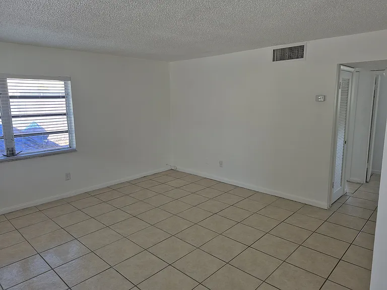 3661 SW 60th Ave — Photo 6