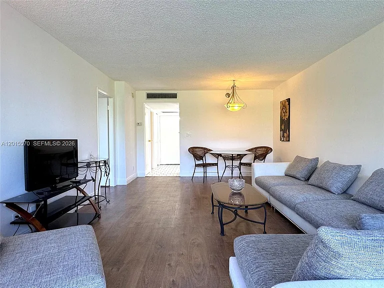 20400 W Country Club Dr #209 — Photo 6