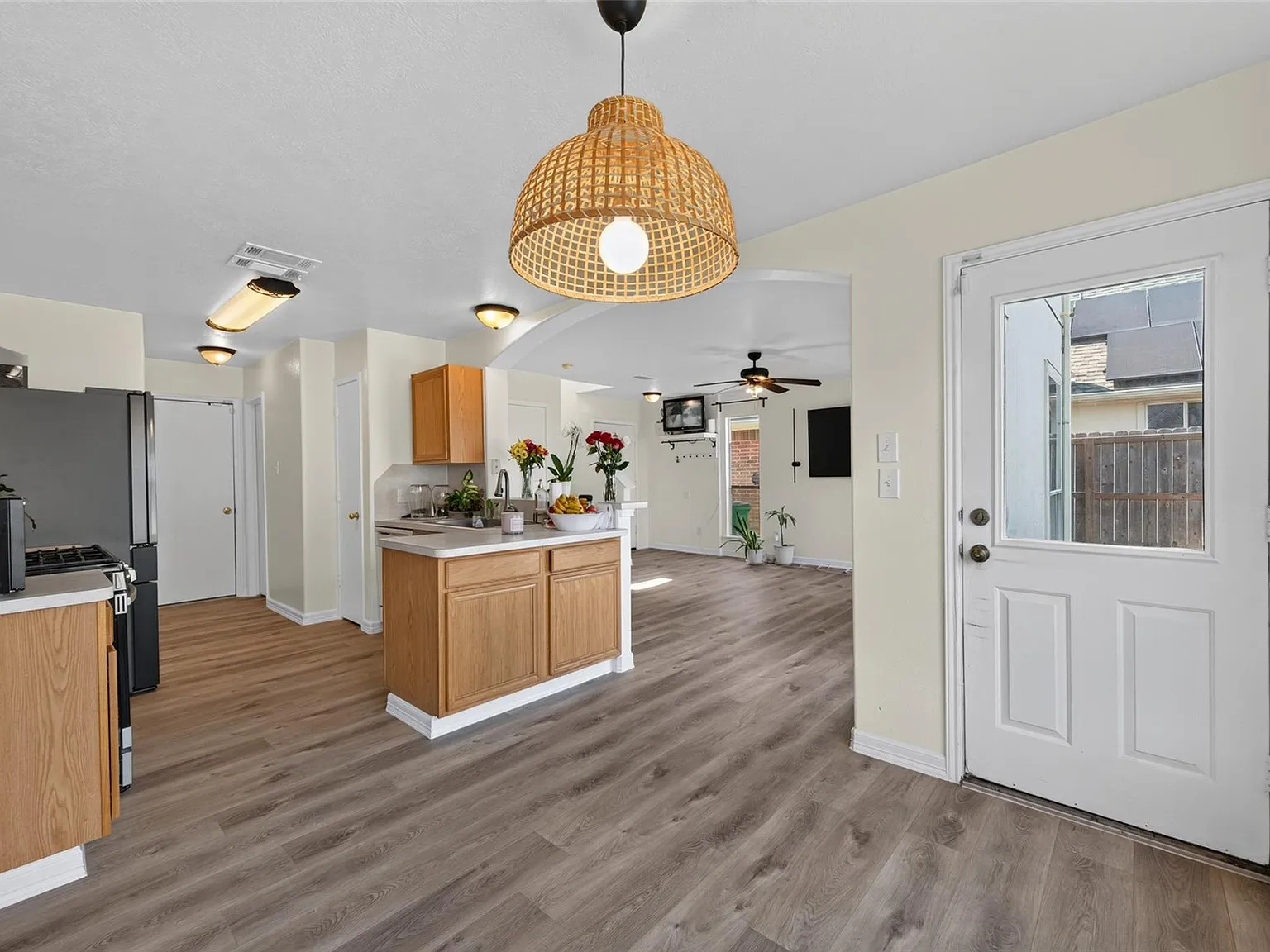 3 bed, 2.5 bath, 1371 sqft, $1,800 — Photo 2