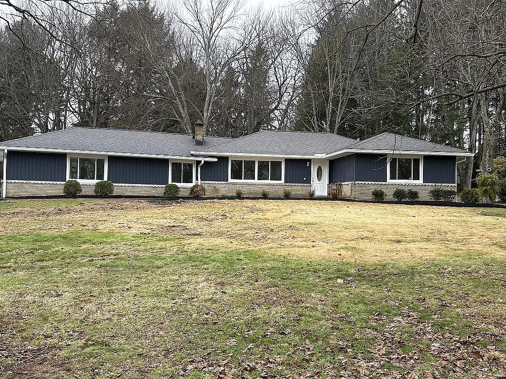 170 Maple Dr photo 1