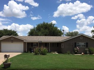 810 Holiday Dr, Plainview, TX 79072