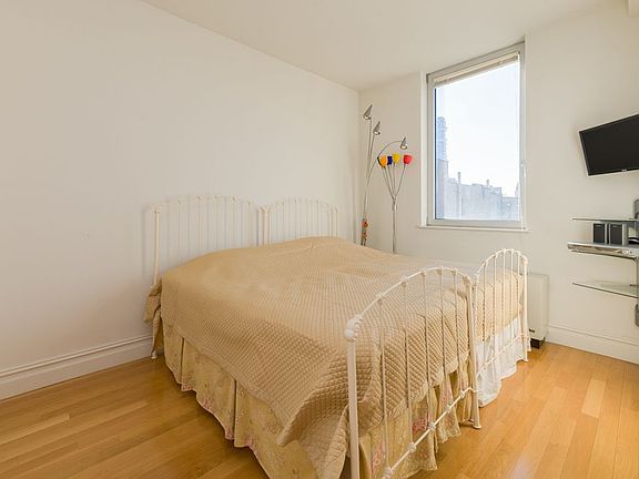 4th image of 158 Hester St APT 6E