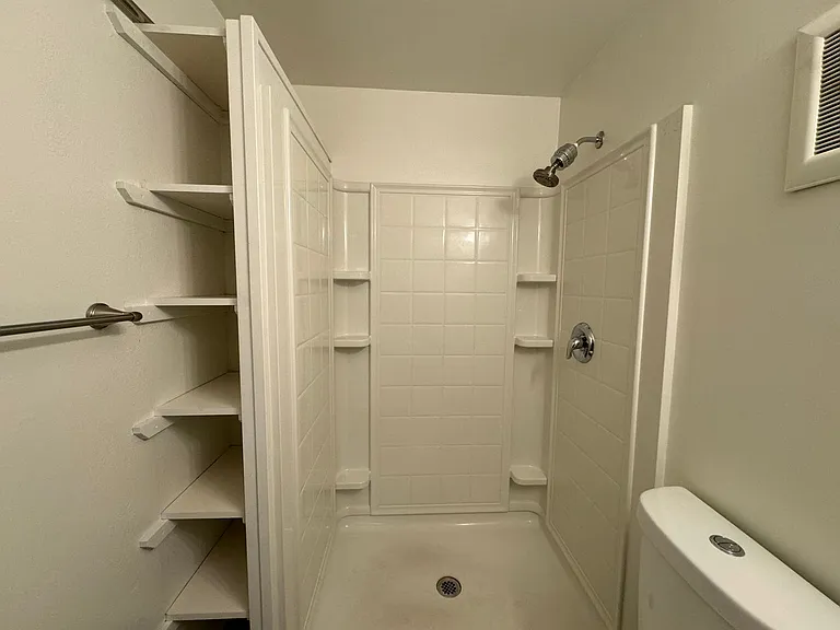 725 E Indiana Apartments near Gonzaga University! — Photo 16