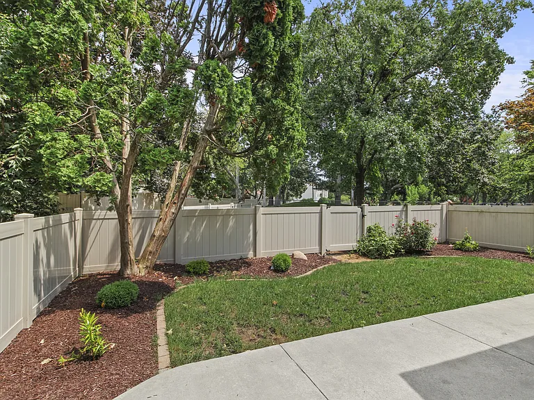 2304 Melrose Dr — Photo 9