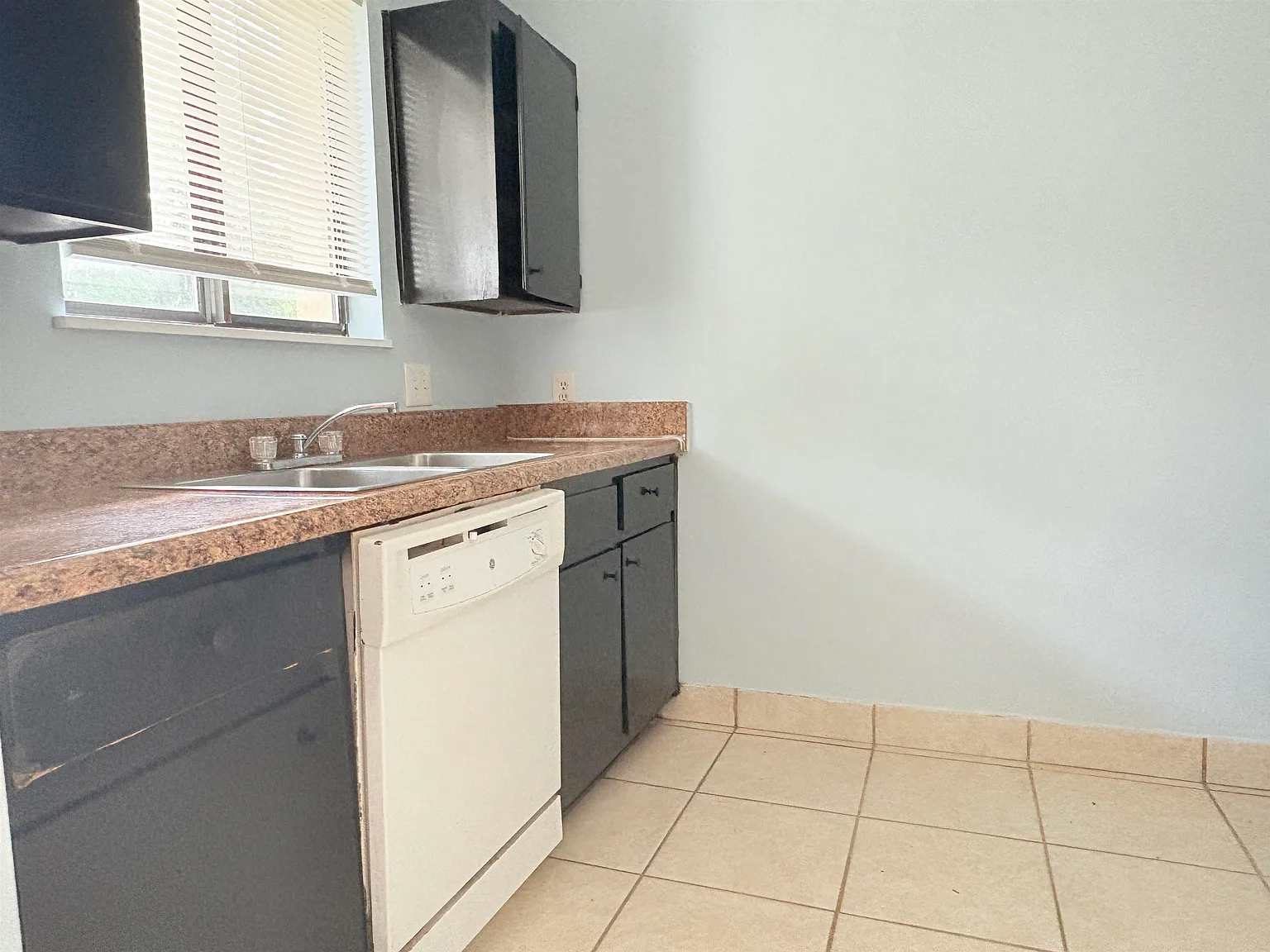 2 bed, 1.5 bath, 1000 sqft, $1,050 — Photo 4