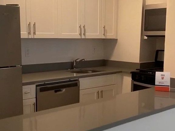 2nd image of 3135 Crescent St APT 2D