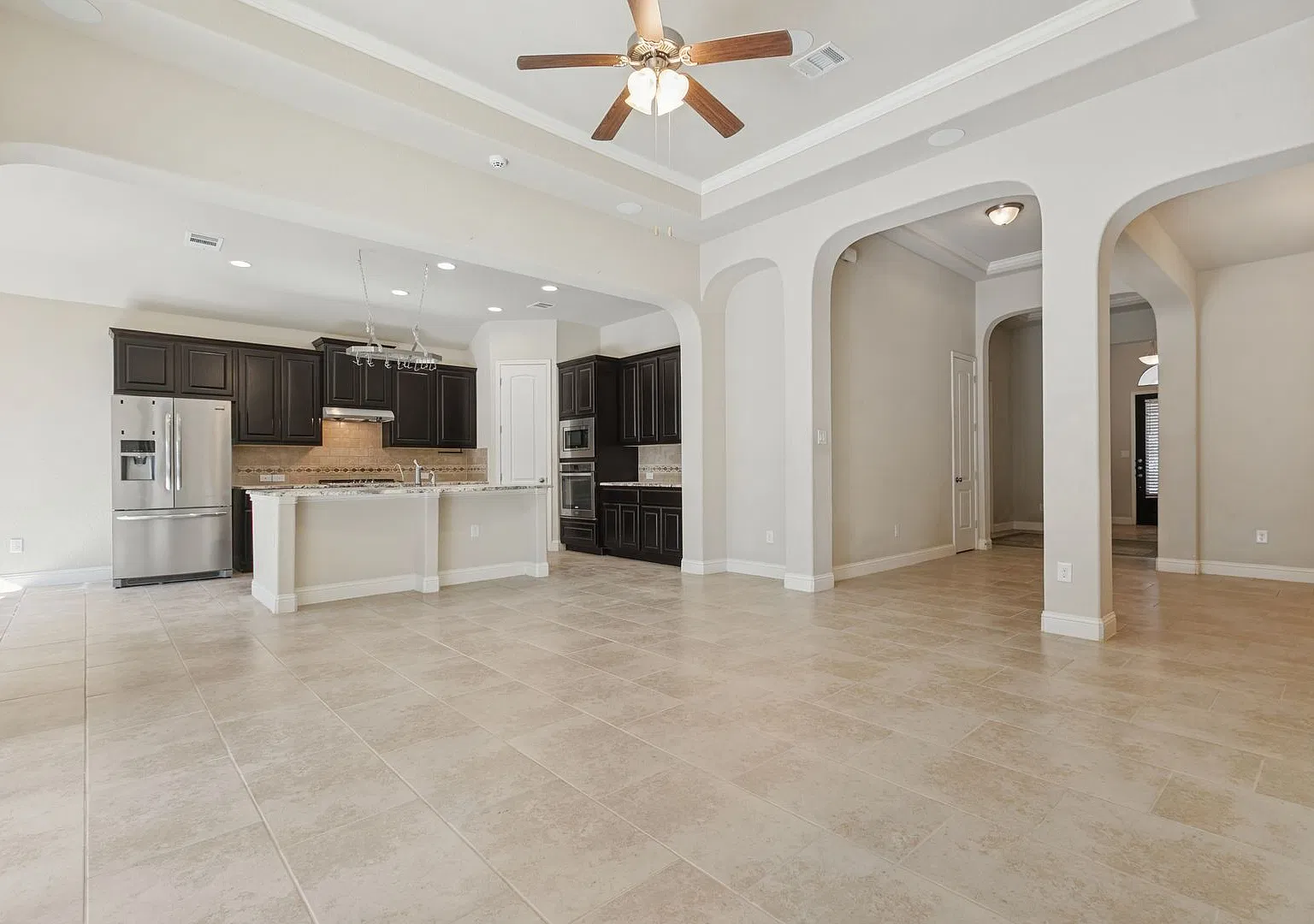 Spacious 4 Bedroom-Single Story in Alamo Ranch! — Photo 4