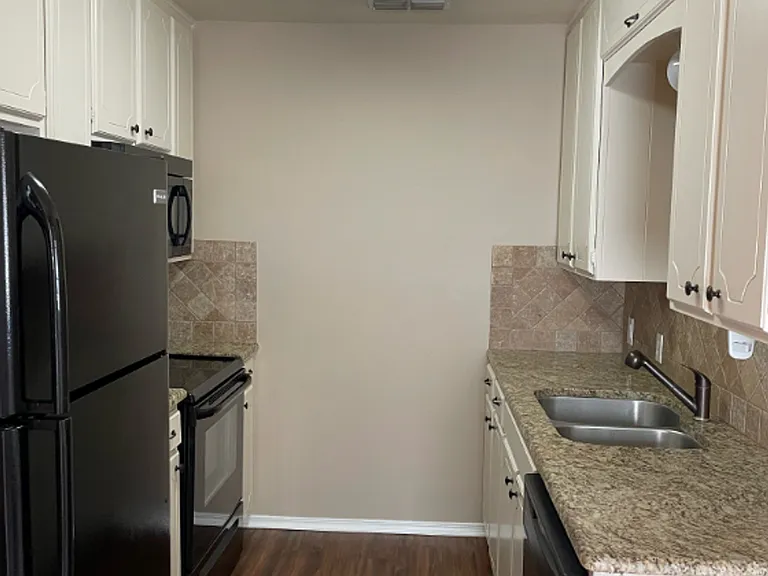 Azalea Court Duplexes — Photo 3