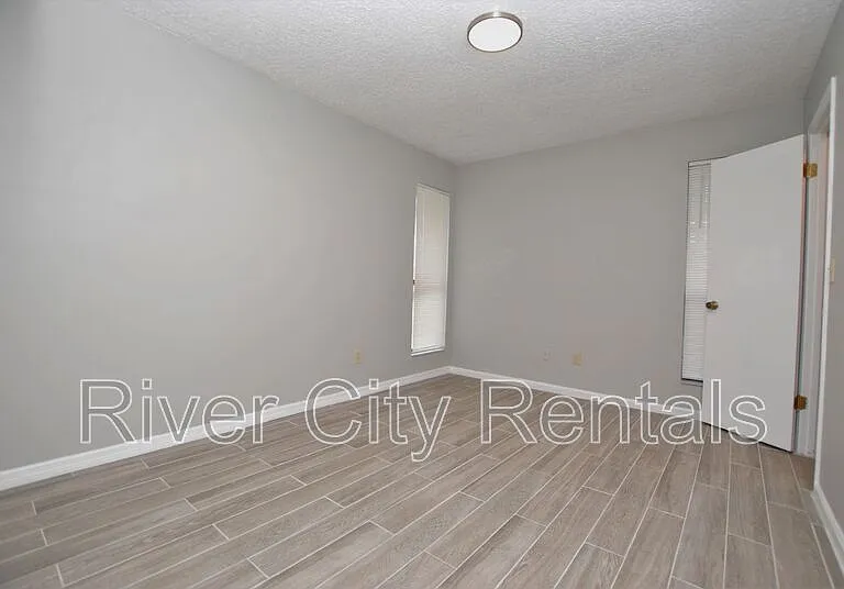 5021 Fulham Rd S — Photo 3