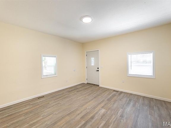 5th image of 1331 Benton St