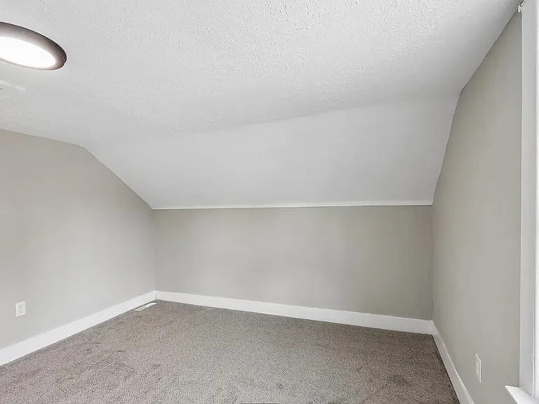 133 E North St — Photo 24