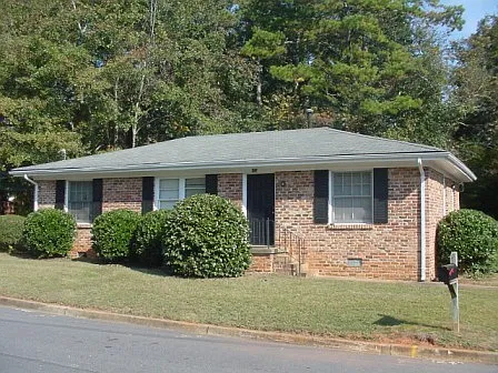 3 BR, 1.5 BA House- Great Location! — Photo 2