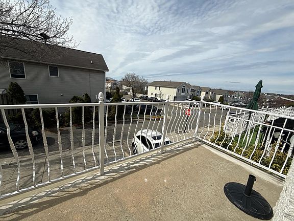 3rd image of 318 Linden Ave APT 1