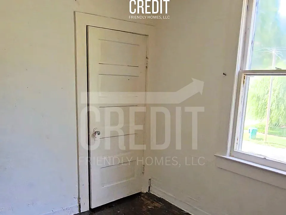 945 W Packard St