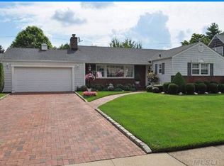 215 Wellington Rd, Garden City, NY 11530
