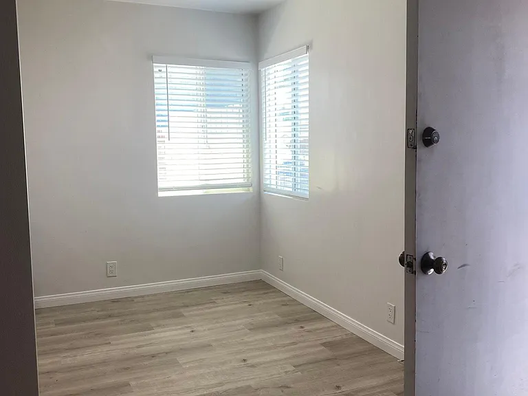 17006 S Berendo Ave — Photo 2