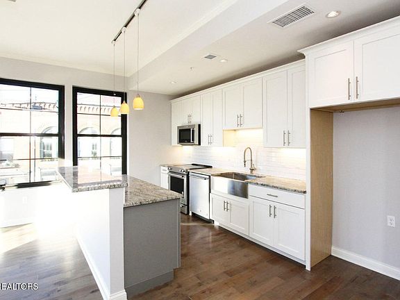 5th image of 115 Willow Ave #200