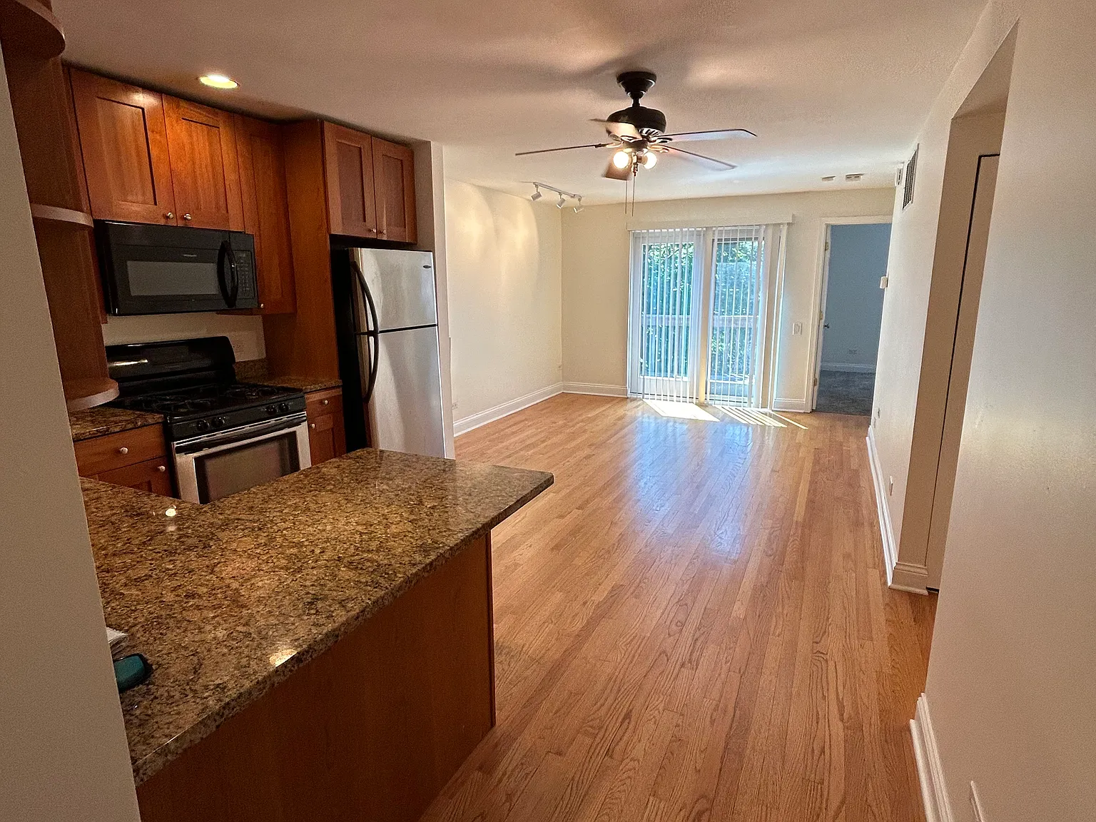 2 bed, 900 sqft, $3,200 — Photo 2
